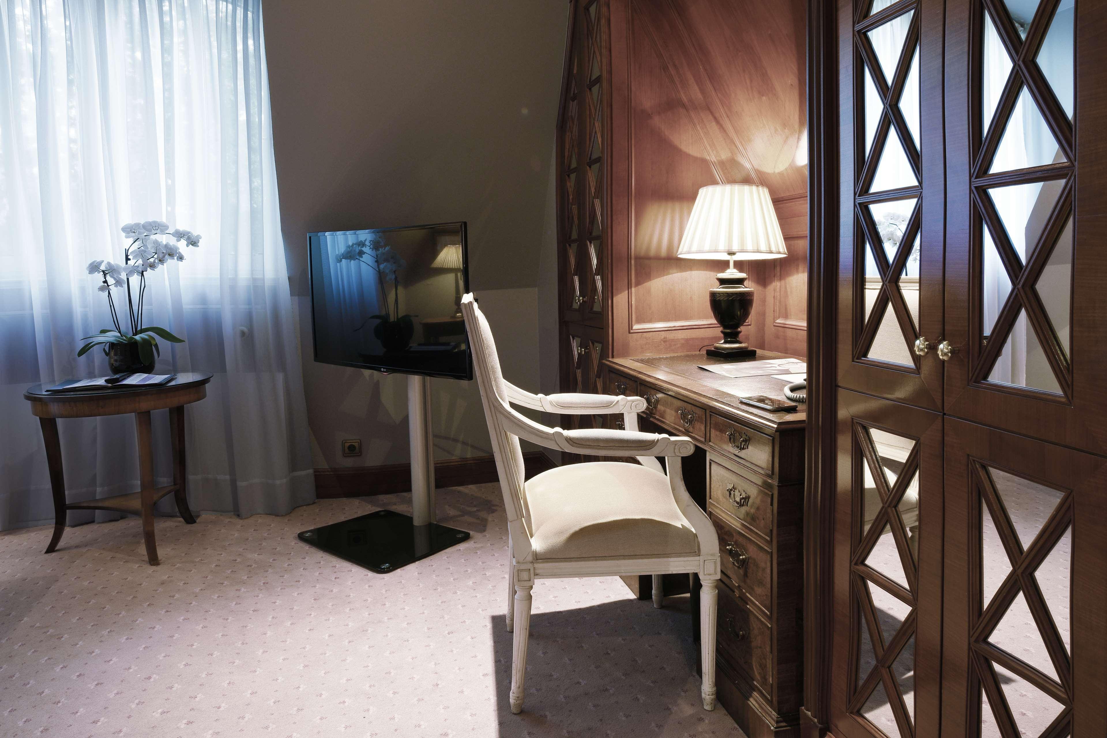 Schlosshotel Berlino Esterno foto A room at the hotel