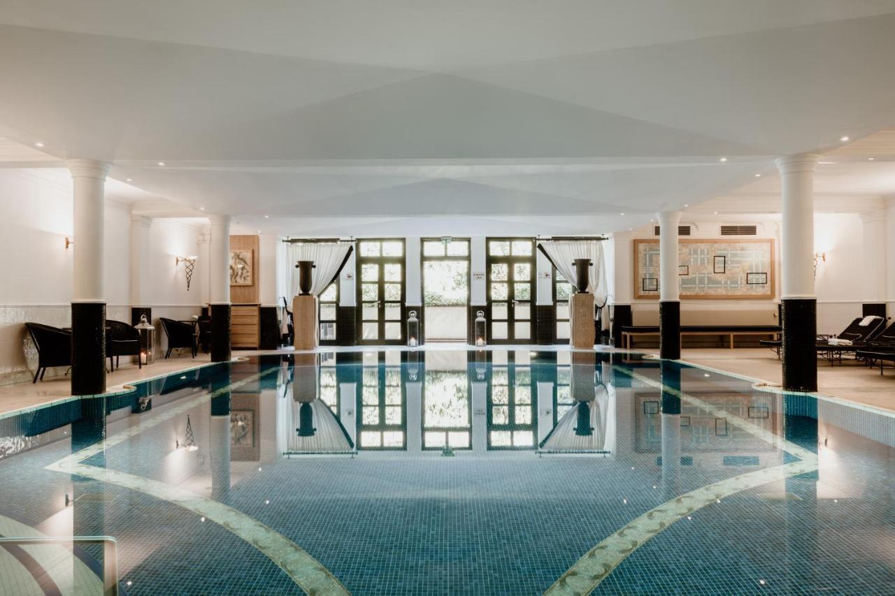 Schlosshotel Berlino Esterno foto The swimming pool at the hotel