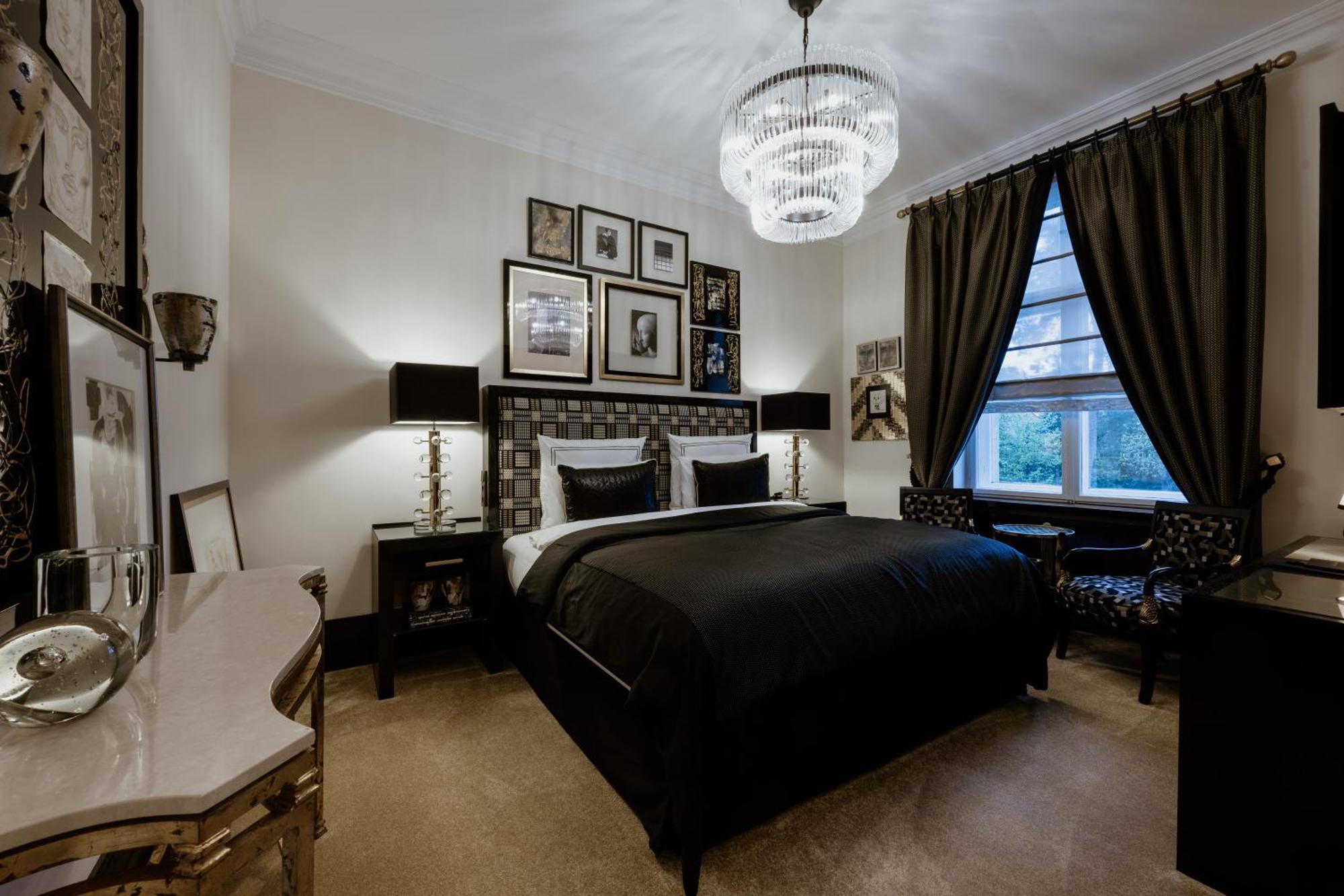 Schlosshotel Berlino Esterno foto A bedroom at the hotel