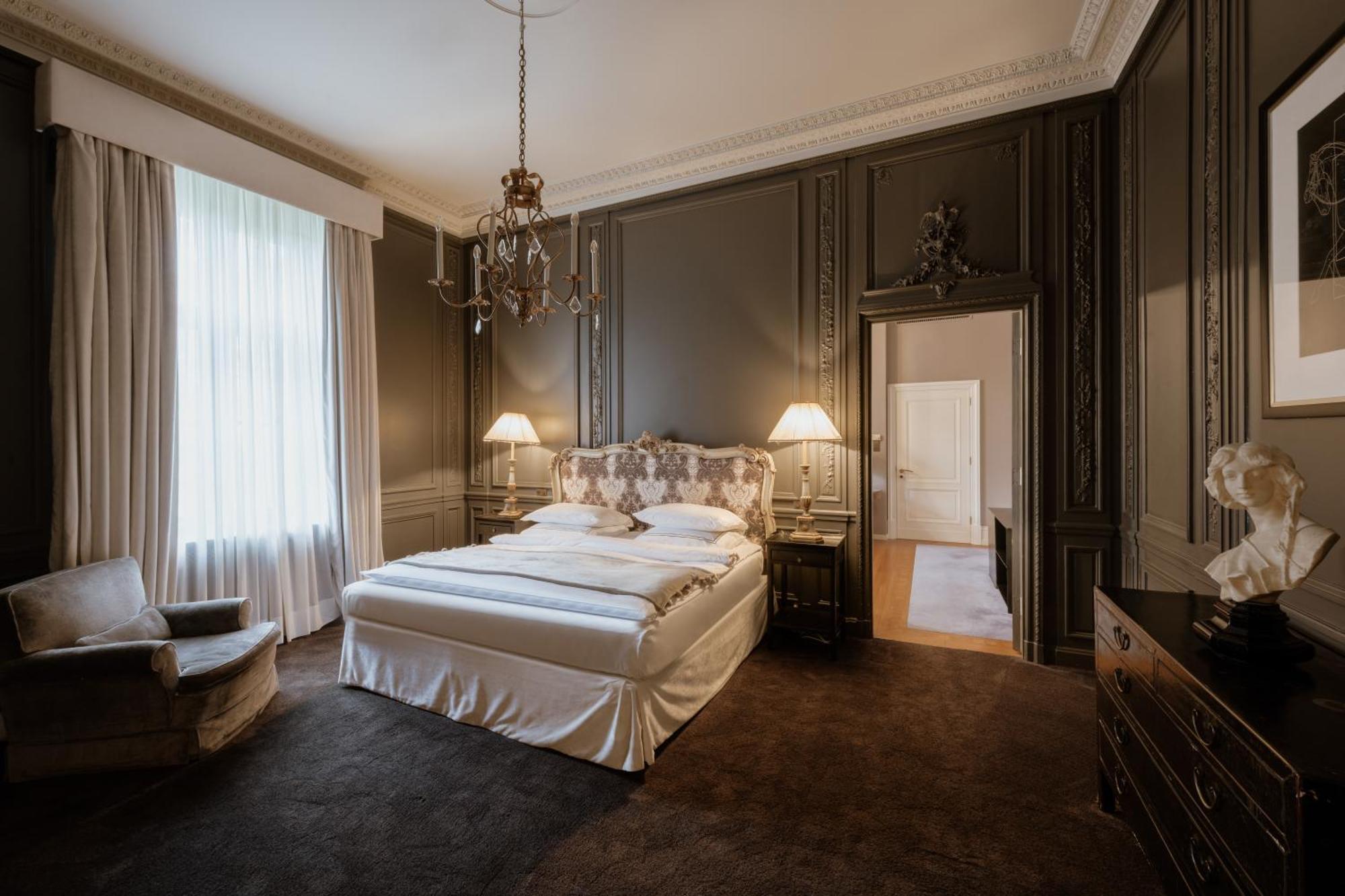 Schlosshotel Berlino Esterno foto A suite at the Hotel de Crillon