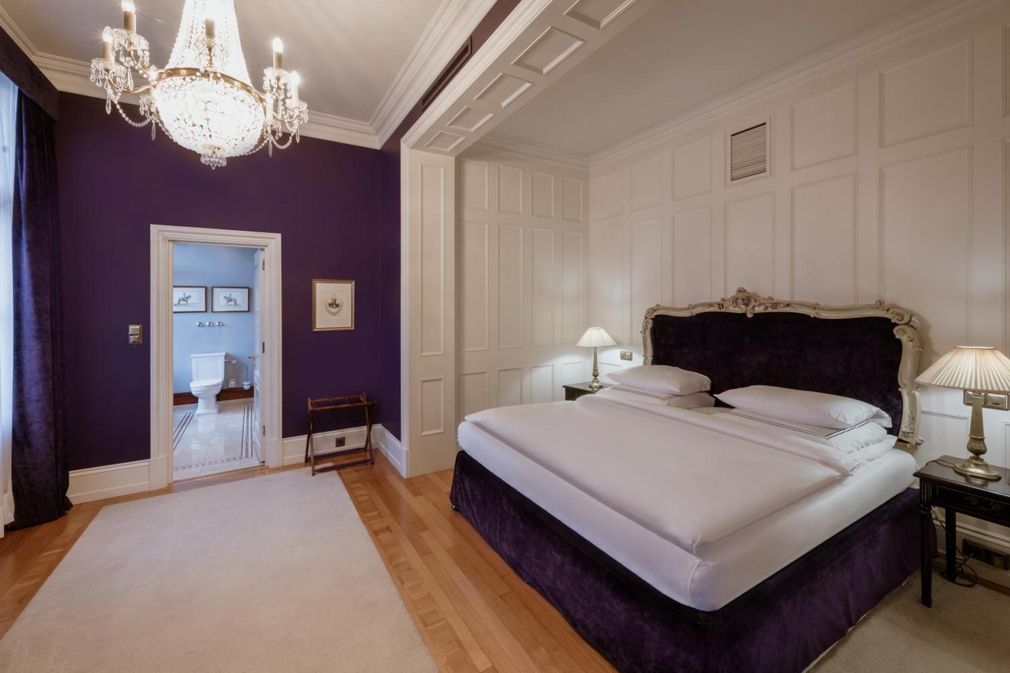 Schlosshotel Berlino Esterno foto A bedroom at the hotel
