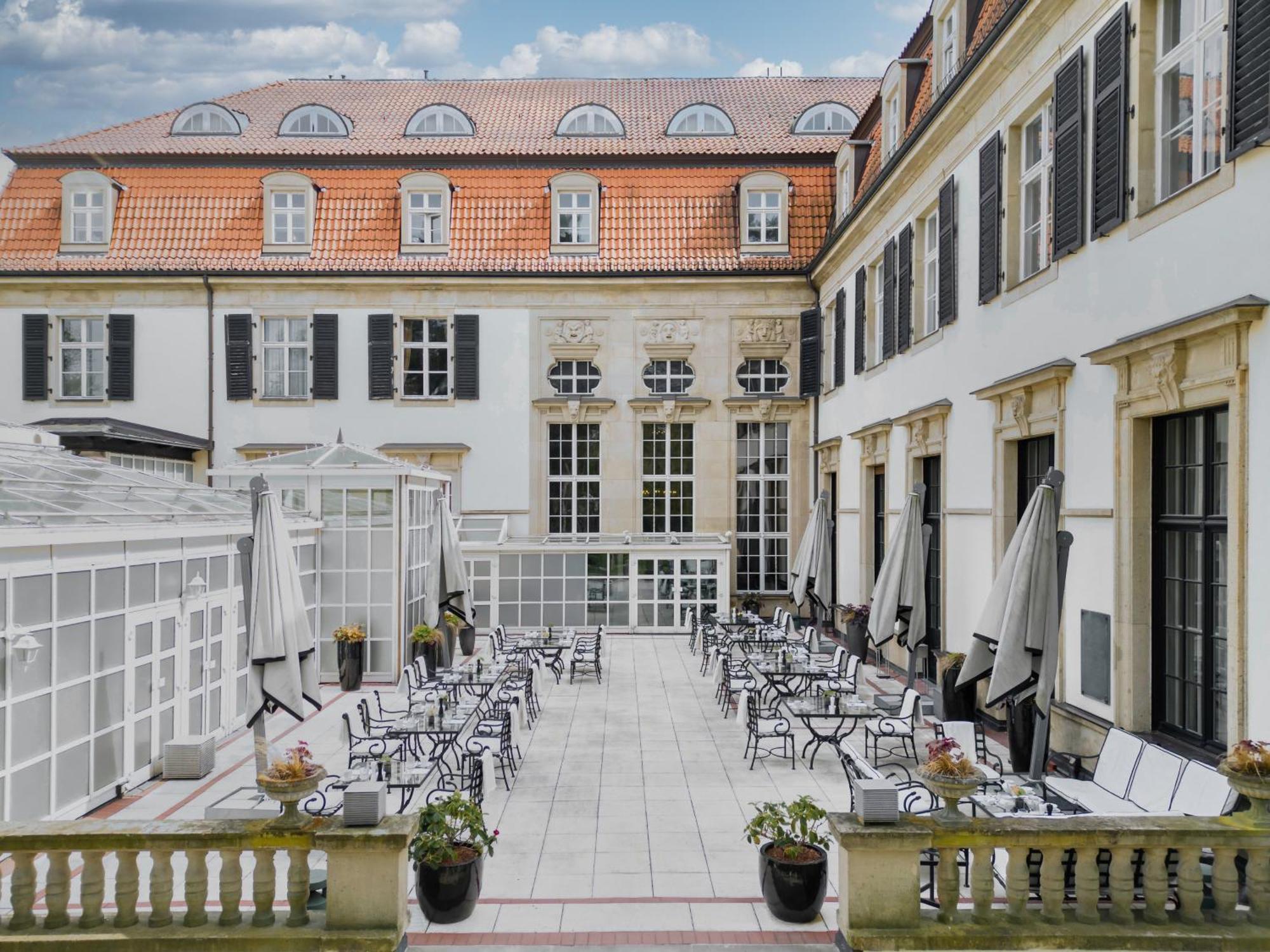 Schlosshotel Berlino Esterno foto The courtyard of the hotel